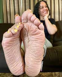 (via pe67en) 265 notes permalink 12 hours ago on 18 aug 2021. â„‹ê®ŽuÑ•â„° ê®Žâ„± Ñ•ê®Žâ„'â„°Ñ• S Tweet Sheesh Have You Seen Soles So Heavily Wrinkled Thick Meaty And Plump Gawd Damn Imagine Pressing Your Face Against Deedeericanf Mature Wrinkled Bare Soles Trendsmap