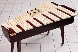 Alat musik ini dimainkan dengan diiringi oleh gong tergantung yang lebih besar dan drum. Artikel Fungsi Alat Musik Kolintang Cinta Indonesia