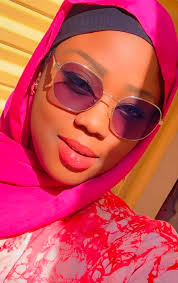 Bonjour à toute l'équipe, ici Adama Seck, également connue sous le nom de  Dashu pour certains. 📌Je suis Digital Manager et fondatrice de L'AS  Services(agence de com et imprimerie). Je soutiens à