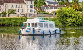3.25m pénichette de 12m très bien entretenue carénage/peinture du pont et de la coque 2020 moteur beta marine de 37.5cv bateau très lumineux et agréable à vivre. Penichette Evolution 950 Modernes Hausboot Mieten 2 4 Personen