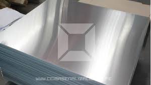 Sustratos para señalización de riesgo: Señales de advertencia triangular de alto rendimiento en una subestación eléctrica en Lima, mostrando resistencia a la humedad costera.