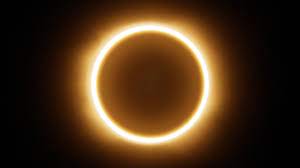 (astronomie) éclipse du soleil pendant laquelle il reste sur les bords du disque de cet astre un cercle ou anneau lumineux. Cc Zgbiiezmy M