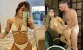 Mini Gabys anã gostosa trepando em cima da cadeira