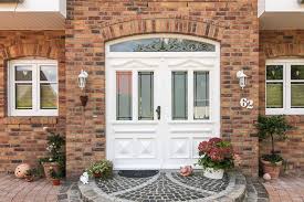 Hausturen Aus Kunststoff Oder Holz Mit Stilelementen Wie Sprossen Bogen Aufgesetzten Kassetten Und Individuelle Hausturen Landhausstil Haus Haustur Landhaus