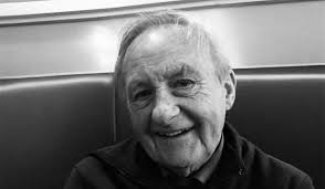 Cheeky young girl meets the Pope..... then robs his hat!