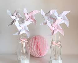 Vous pouvez utiliser des guirlandes décoratives en papier qui sont vraiment originales. 6 Moulins A Vent Gris Rose Et Blanc Accessoires De Maison Par Latelierdesconfettis Idee Deco Bapteme Idee Deco Anniversaire Decoration Bapteme