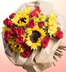 Una delicada combinación de rosas y limonium que juega con tonalidades rosas y verdes. Bouquet De Rosas Y Girasoles En Lolaflora