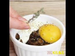 Oeufs Cocotte Champignons Et Romarin Croq Kilos Youtube In 2020 Food Breakfast Eggs
