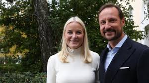 Jun 16, 2021 · crown prince haakon and crown princess mette marit have attended an event organized by the norwegian rescue society. Norwegens Prinzessin Mette Marit Nochmal Mama Mit 47