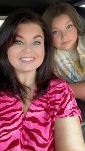 Shanna Warren's Instagram, Twitter & Facebook