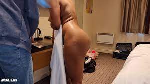 Une femme noire excitée rencontre une femme nue