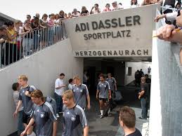 Das deutsche quartier aus der luft gesehen in herzogenaurach. Dfb Schlagt Em Quartier Fur 2020 In Franken Auf Herzogenaurach Nordbayern De