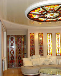 أسقف زجاجية ملونة 60 صورة نوافذ زجاجية ملونة مع إضاءة على السقف في طراز دور علوي أمثلة في المقصورة الداخلية بدلا من تسليط الضوء على الزجاج الملون