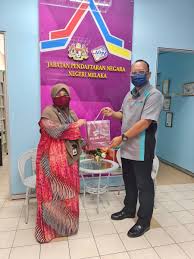 Specialize in government policy, dasar polisi kerajaan and pembangunan. Jpnmelaka