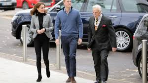Auch kate liebt diese kombi und erschien darin prompt zum impftermin. Hat Herzogin Kate Sich Den Lockeren Look Von Herzogin Meghan Abgeschaut