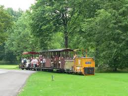 Der britzer garten wurde für die bundesgartenschau in den achtziger jahren angelegt und ist dank seines abwechslungsreichtums zu jeder jahreszeit einen besuch wert. Britzer Parkbahn Berlin Bpb Fotos Bahnbilder De