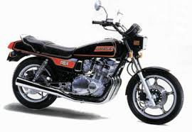 suzuki gs750の後継モデルとしてデビューした gsx750e gsx750eに搭載されたエンジンは のちにgsx1100s 750s カタナに引き継がれ大ブームを巻き起こします いかにも安定感がありそうなどっしりしたボディ 車重は229 3kgとダイナミックです ベコちゃん