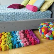 Zeichnen sie mithilfe vom filzstift und lineal eine gerade linie und schneiden sie die matte entlang mit der schere aus. Schonen Pompom Teppich Selber Machen Mit Schritt Fur Schritt Anleitung Diy Teppich Pompom Pompon Rug Zwe Pom Pom Crafts Diy Pom Pom Rug Pom Pom Rug