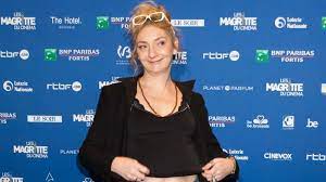 Je n'avais pas eu l'occasion de la regarder. Corinne Masiero Revele Comment Son Compagnon Nicolas Grard L A Aidee A Mincir Femme Actuelle Le Mag