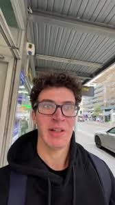 How to be aware of your surroundings without looking paranoid #streetsmart  #streetsmarts #safety