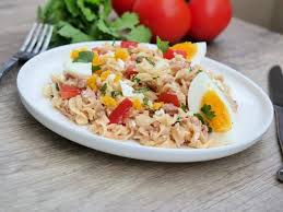 Salade De Pates Thon œufs Et Tomates Pates Au Thon Salade Pates Thon Recette Diner Leger