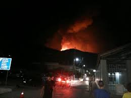 Η φωτιά κινείται προς τη λίμνη ευβοίας Nyxta Agwnias Gia Th Boreia Eyboia Staxth Eginan Xiliades Stremmata Peykodasoys