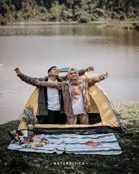 Foto prewedding merupakan pemotretan yang dilakukan oleh pasangan sebelum melaksanakan pernikahan secara resmi. 5 Ide Prewedding Bertema Alam Bebas Bisa Jadi Inspirasi Kamu Dan Pasangan Nih Bapermulu Com