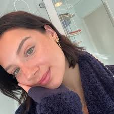 Adela Hand's Instagram, Twitter & Facebook