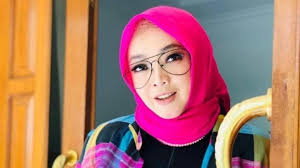 Namanya sangat dikenal luas publik indonesia sebagai presenter acara talk show di stasiun televisi swasta. Rfyiq Ai9tedim