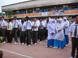 Jangankan berbeda negara, yang satu negara dan berbeda daerah aja udah beda model seragamnya. Murid Berbaju Kurung Jadi Mangsa Di Sekolah Utaranews Com