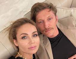 Jun 13, 2021 · ляйсан утяшева показала, чем занимается по утрам. Total Black Lyajsan Utyasheva V Mini Yubke Prishla Podderzhat Muzha Na Comedy Club