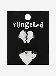 Black And White Broken Heart Aesthetic Yungblud Black Hearts Club Ring Set In 2020 Black Heart Heart Design Aesthetic Grunge