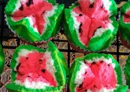 Tidak terbuat dari semangka, melainkan bentuk dan warnanya mirip dengan semangka. Resep Bolu Kukus Semangka Yang Enak