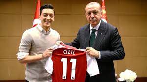 Özil gündogan treffen mit erdogan | straßenumfragediesmal geht es um die aktuelle diskussion, dass mesut özil, ilkay gündogan und cenk tosun ein bild mit. Ozil Gundogan Meet German President Over Erdogan Photo Row Al Arabiya English