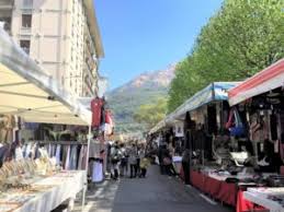 Detaillierte informationen über die fallzahlen vor ort finden sich weiter unten auf dieser seite. Markte Am Lago Maggiore Cannobio Luino Und Co Die Bunte Christine