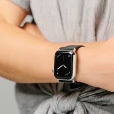 Changing the strap was incredibly simple and required no tooling, unlike the moto 360. Apple Watch Straps Nomad