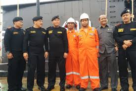 Gambar kapal selam dalam keadaan siap tempur pada posisi menyelam menunjukkan lambang. Menhan Terima Brevet Hiu Kencana Dari Satuan Kapal Selam Tni Al Kabar24 Bisnis Com