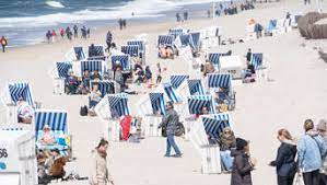 Nachdem ein mit corona infiziertes paar mehrere lokale auf sylt besucht hat, befinden sich rund 300 menschen in quarantäne. Ksqenw1htir3em