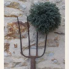 Realisez Un Pompon Xxl A L Aide D Une Fourche Pompons Laine Verte Pelote De Laine