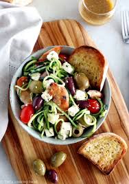 Salade Grecque De Poulet Courgettes Et Feta Saine Riche En Proteines Et En Omega 3 Cette Salade Grecq Salade Grecque Recette Salade Ete Recettes De Cuisine