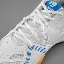 La tenue classique pour le tennis de table féminin est quant à elle composée d'un polo et d'une jupette. Chaussures De Tennis De Table Tts 500 Blanches Pongori Decathlon