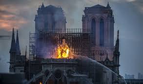 Focul care a cuprins constructia veche de 850 de ani, distrugand acoperisul si determinand prabusirea turlei in fata. Incendiul De La Catedrala Notre Dame Sub Control Video Europa Fm