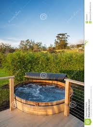 Die wanne mit einem externen ofen ist eine eago eckbadewanne whirpool jacuzzi wanne badewanne gebraucht bereits ausgebaut wie abgebildet. Jacuzzi Der Heissen Wanne Ausserhalb Eines Modernen Hauses Stockfoto Bild Von Aqua Kreis 42832014