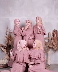 Kalau kamu berhijab, kamu bisa simak beberapa jenis pakaian yang bisa kamu gunakan ini, ladies! 8 Ide Gaun Bridesmaid Bukan Kebaya Untuk Yang Berhijab Elegan Dan Memesona Tanpa Tapi