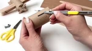 Ojo porque si los cargáis mucho de pintura (mucho rotulador) se quedan blandos y no vuelan igual. Hacer Un Avion Con El Carton Del Papel Higienico Y Palos De Polo Manualidad Facil Y Rapida