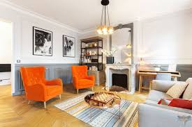 Decoration D Un Double Salon Moderne Dans Un Appartement Haussmannien A Paris 17 Par Carnets Libellule Coral Salons Chaleureux Salon Moderne Decoration Maison