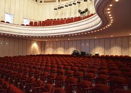 Der theatersaal umfasst, beginnend in der reihe zwei, 410 sitzplätze, wobei sich die geraden reihen (4, 6, 8, 10 usw.) auf einer stufe befinden und der besucher somit über die vor ihm liegende reihe schauen kann. Tickets Theater Im Park Staatsbad Bad Oeynhausen Gmbh