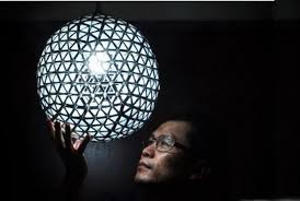 Bongkar kotak susu dengan merobek bagian atas, bawah dan bagian belakang, untuk bagian belakang disarankan untuk menggunting pada bagian tengahnya. Proyek Kreatif Lampu Kontemporer Dari Kotak Susu Republika Online