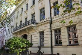 There are now exhibition rooms in their former apartment, about their life and work. Schumann Haus