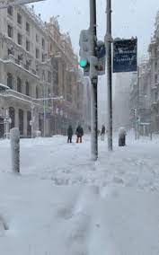 Het sneeuwt er ook al dagenlang. Spanje Komt Tot Stilstand In Historische Sneeuwstorm Weer Nl